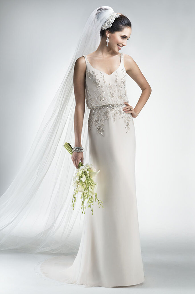Vestido de noiva com enfeites de cristal de Swarovski na parte do busto e na cintura. Acabamento com zíper sobre o fecho elástico interior.
<a href="http://www.maggiesottero.com/dress.aspx?style=4MW005" target="_blank">Maggie Sottero Platinum 2015</a>
