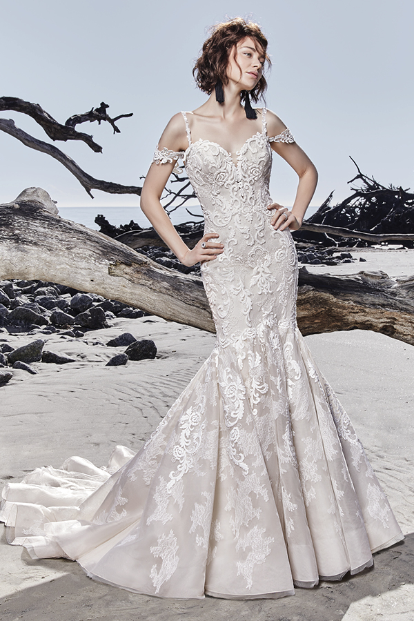 <a href="https://www.maggiesottero.com/sottero-and-midgley/portia/11562">Maggie Sottero</a>

Composto por tule e Organza Tuscan, este lindo vestido de noiva estilo fit-and-flare apresenta motivos de rendas impressionantes sobre camadas de renda texturizada.