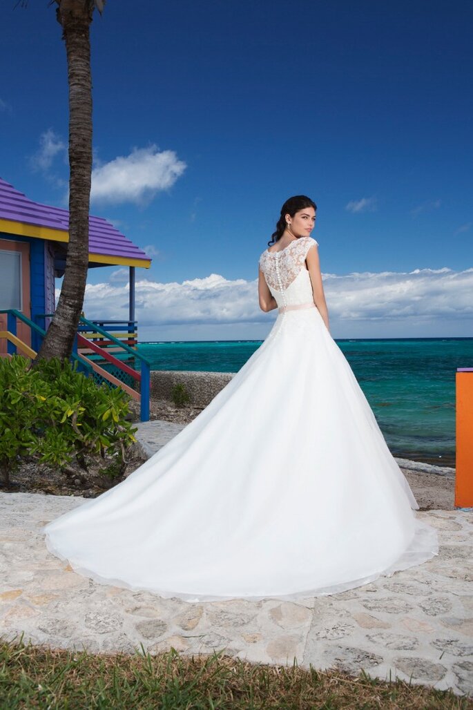 Photo: <a href="http://www.justinalexanderbridal.com/?utm_source=Zankyou&utm_medium=website%20takeover&utm_campaign=Zankyou%20week%20takeover" target="_blank">Justin Alexander</a>