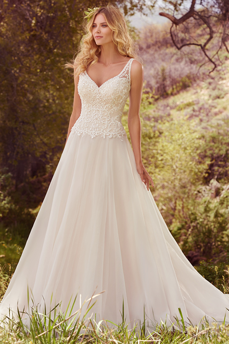 Este vestido de balão digno de um conto de fadas apresenta o corpete em renda com cristais da Swarovski, pérolas delicadas e pormenores brilhantes. Uma saia volumosa confeccionada com Chic Organza evoca um glamour suave. Um decote em V quer na parte da frente quer na detrás.
<a href="https://www.maggiesottero.com/maggie-sottero/krisha/10115?utm_source=mywedding.com&utm_campaign=spring17&utm_medium=gallery" target="_blank">Maggie Sottero</a>