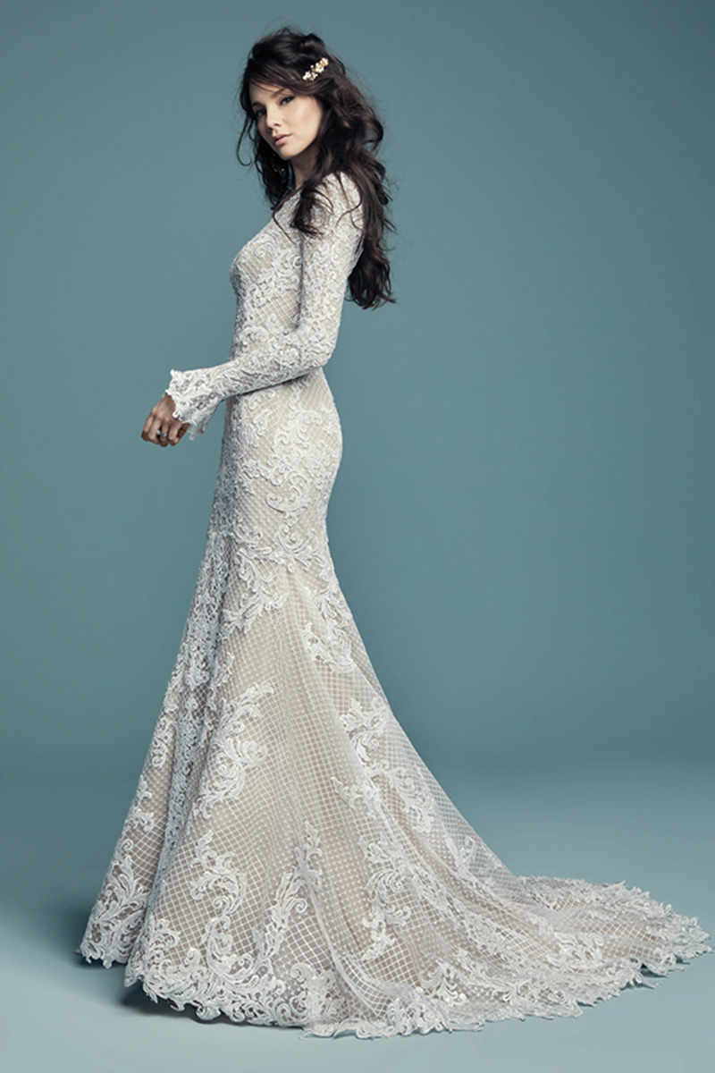<a href="https://www.maggiesottero.com/maggie-sottero/hailey-lynette/11482">Maggie Sottero</a>
Bordados de renda caem em cascata ao longo do tule que constitui este sexy vestido de noiva fit-and-flare. Profundo decote em V, alças e costas em forma de quadrado. Apresenta, ainda, shapewear para realçar a elegância das noivas. Terminado com botões cobertos sobre um fecho.