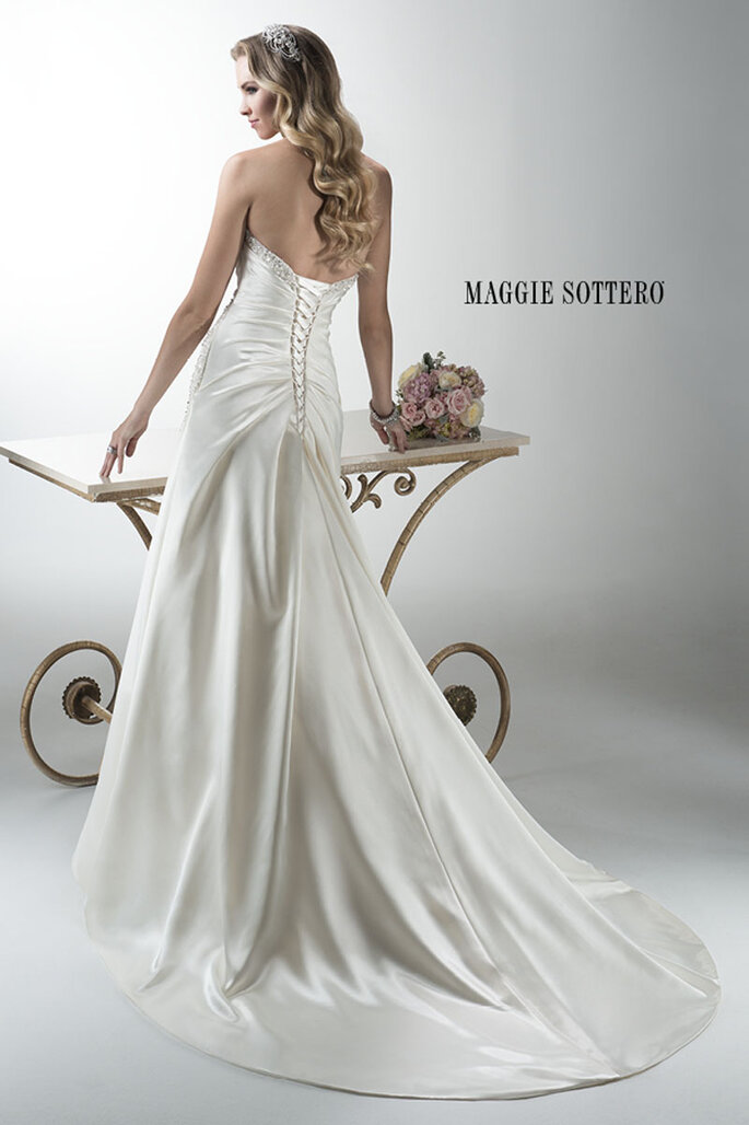 Vestido de noiva com cristais de Swarovski que deslumbram ao longo de um decote coração feminino e acentuam a cintura. Parte posterior do espartilho com fecho na cintura. 

<a href="http://www.maggiesottero.com/dress.aspx?style=4MW039" target="_blank">Maggie Sottero Platinum 2015</a>