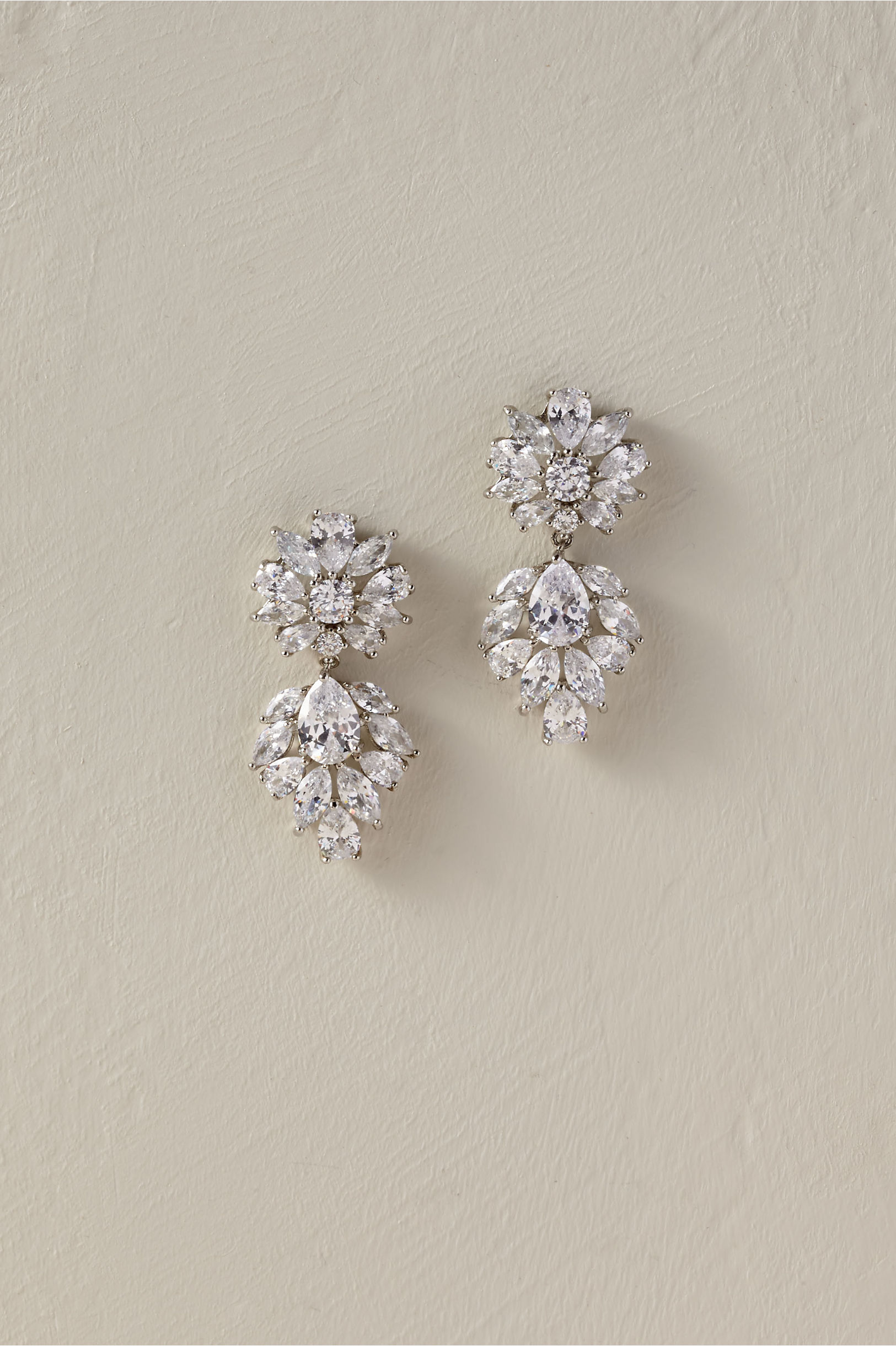 Créditos: Haddon Earrings, Bhldn