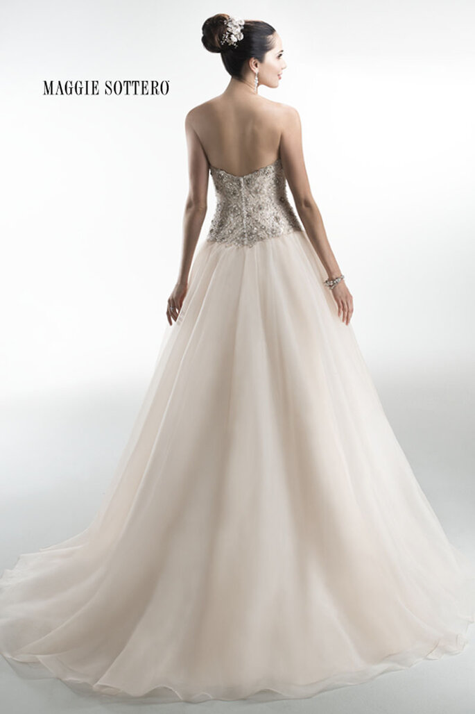 Impressioante vestido de noiva de organza enfeitado com cristais de Swarovski e um corpete de decote coração. Os botões de cristal enfeitam o zíper sobre o corpete interior. 

<a href="http://www.maggiesottero.com/dress.aspx?style=4MS971" target="_blank">Maggie Sottero Platinum 2015</a>