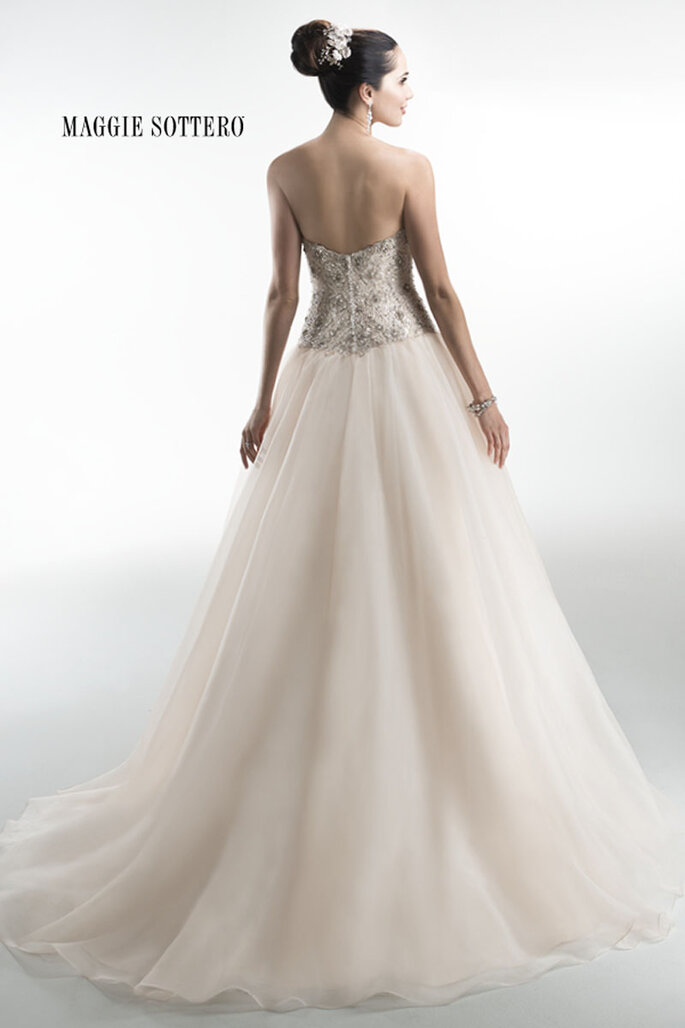 Impressioante vestido de noiva de organza enfeitado com cristais de Swarovski e um corpete de decote coração. Os botões de cristal enfeitam o zíper sobre o corpete interior.
<a href="http://www.maggiesottero.com/dress.aspx?style=4MS971" target="_blank">Maggie Sottero Platinum 2015</a>