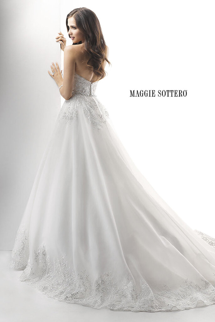 Elegância tradicional e atemporal, este vestido romântico está desenhado com renda e bordado com lantejoulas em tule que cai sobre uma saia de organza, em quanto que na cintura apresenta um desenho com cristais de Swarovski enfeitando a cintura. Acabamento com zíper.
<a href="http://www.maggiesottero.com/dress.aspx?style=4MD848" target="_blank">Maggie Sottero Platinum 2015</a>