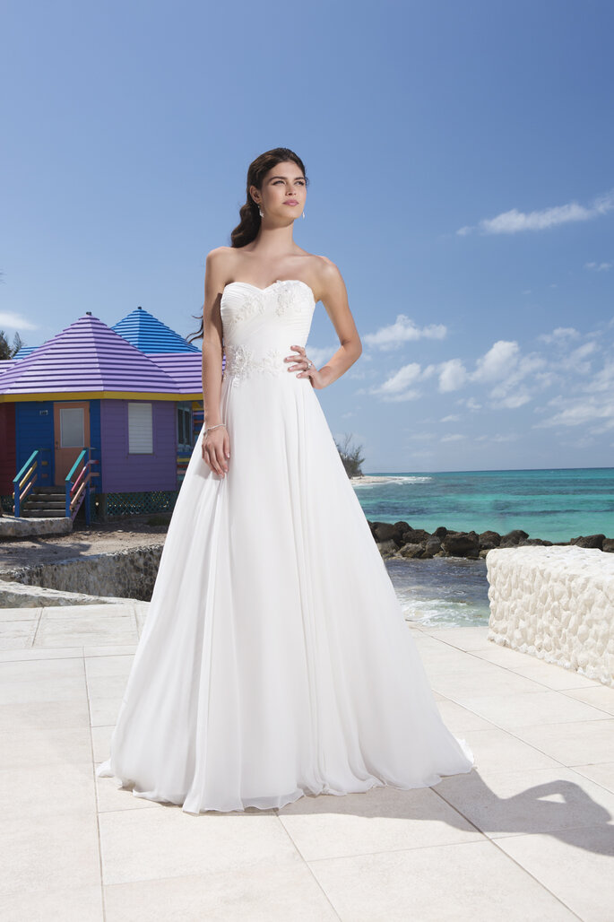 Photo: <a href="http://www.justinalexanderbridal.com/?utm_source=Zankyou&utm_medium=website%20takeover&utm_campaign=Zankyou%20week%20takeover" target="_blank">Justin Alexander</a>