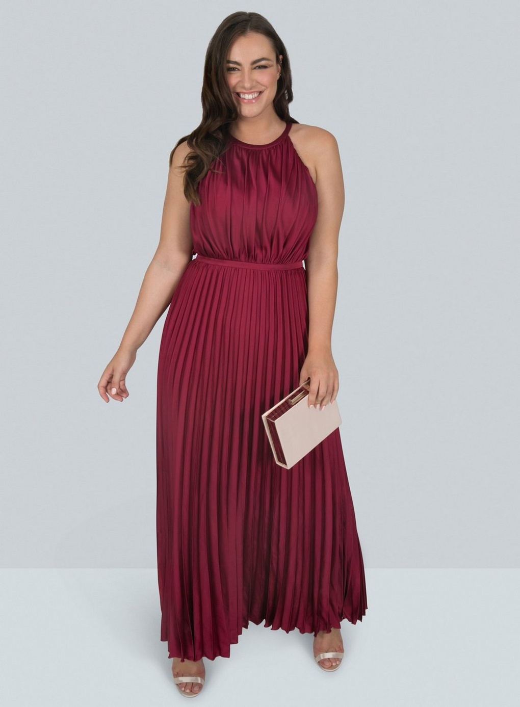 Créditos: Chi Chi London Burgundy Pleated Maxi Dress, Evans