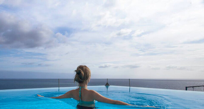 Desfrute da vista de uma piscina panorâmica. Foto Estalagem Ponta do Sol