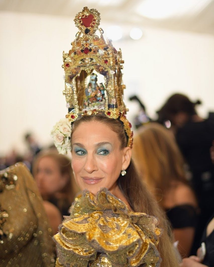 Sarah Jessica Parker em Dolce & Gabbana | Foto via IG @sjpupdates