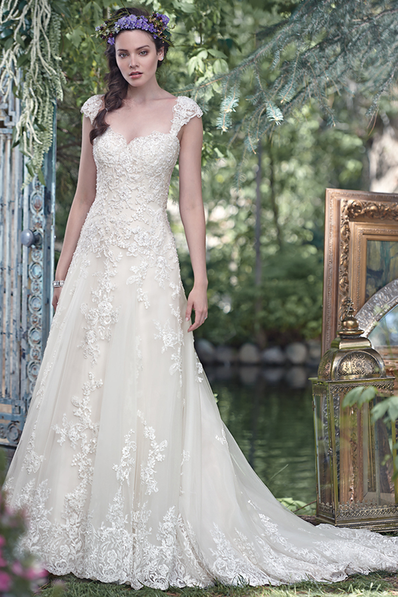 Pormenores brilhantes de renda com cristais Swarovski decoram este elegante vestido de noiva de tule com corte A. Decote em forma de coração e espartilho. 
<a href="https://www.maggiesottero.com/maggie-sottero/laverna/9525" target="_blank">Maggie Sottero</a>
