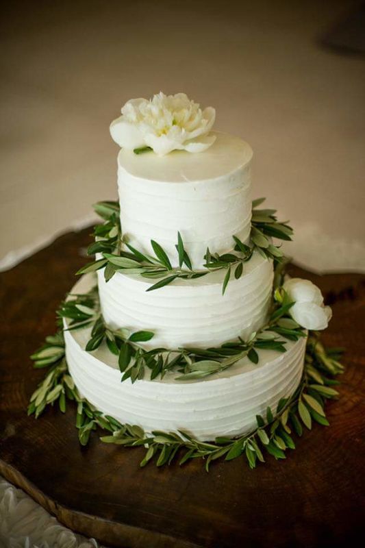 Singelos e delicados, adoramos bolos de casamento de 3 andares com flores e alusões à natureza | Créditos: Fina Cake Design