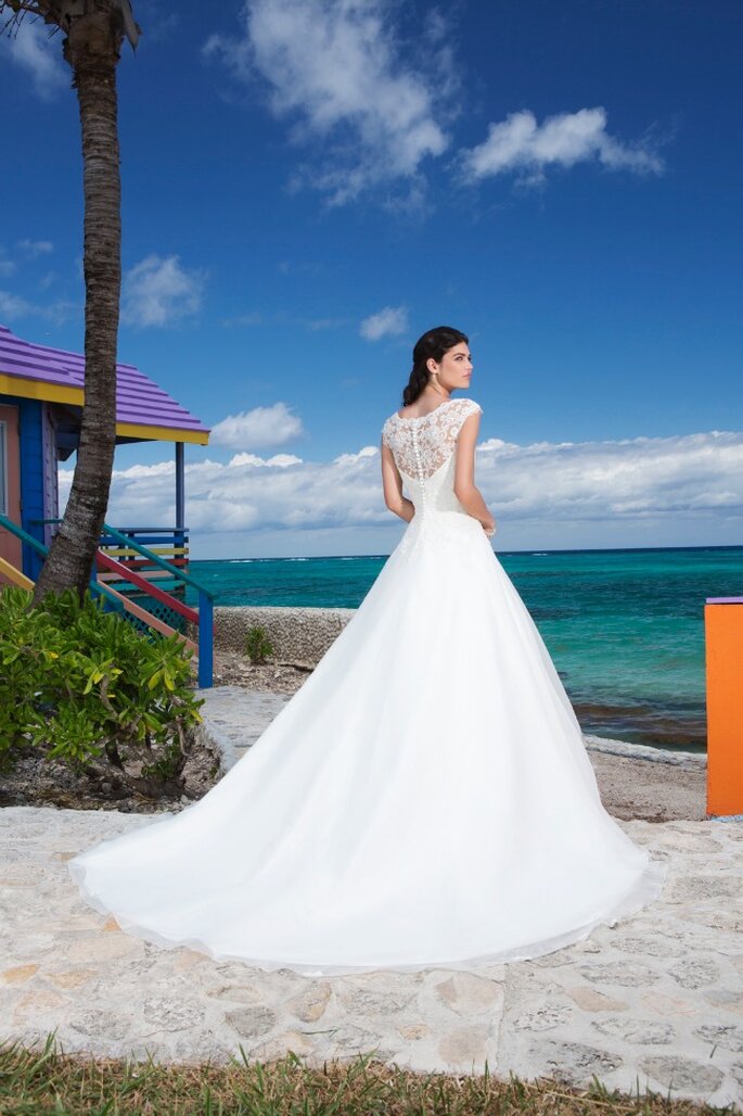 Photo: <a href="http://www.justinalexanderbridal.com/?utm_source=Zankyou&utm_medium=website%20takeover&utm_campaign=Zankyou%20week%20takeover" target="_blank">Justin Alexander</a>