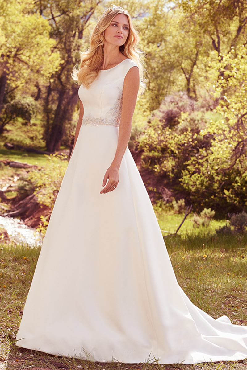 Pérolas preenchem a zona opaca interior do vestido e uma linha de cintura bastante simples, mas no entanto elegando. Um vestido Linha-A, mangas curtas modelas e jóias a rodear o decote. Terminado com botões na área do fecho.
<a href="https://www.maggiesottero.com/maggie-sottero/dayton/10160?utm_source=mywedding.com&utm_campaign=spring17&utm_medium=gallery" target="_blank">Maggie Sottero</a>