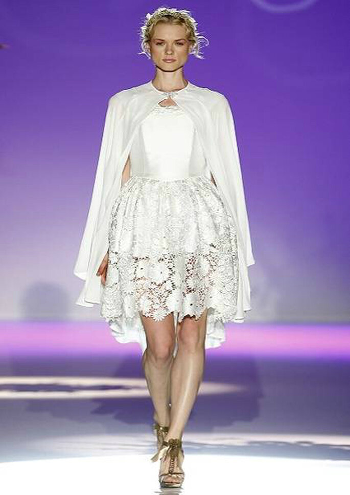 Vestido de noiva curto, da colecção Carla Ruiz 2013.Foto: <a href="http://zankyou.9nl.de/jr6r" target="_blank">Pronovias 2014</a>