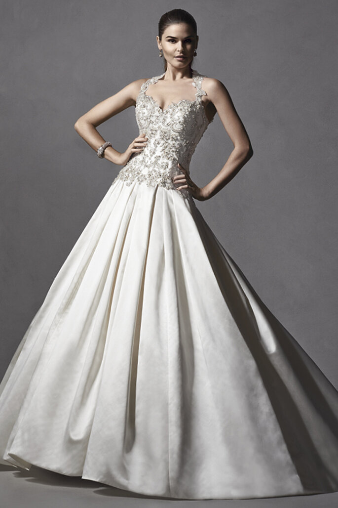 Vestido de noiva com cristais Swarovski que enfeitam o corpete ajustado. Com saia e bolsos de cetim suave e decote coração. Também disponível com coberta de botões de cristal sobre o zíper e o espartilho interior.
<a href="http://www.sotteroandmidgley.com/dress.aspx?style=5SR092LU" target="_blank">Sottero and Midgley Spring 2015</a>