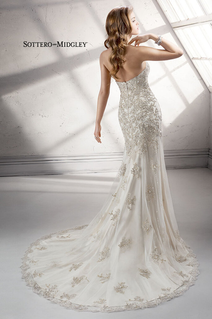 A renda com apliques de cristais Swarovski bordada em tule sobre cetim Evita ilumina este vestido com romântico decote coração. Fechamento com botões de pérola sobre zíper.
<a href="http://www.sotteroandmidgley.com/dress.aspx?style=4SK947" target="_blank">Sottero & Midgley Platinum 2015</a>