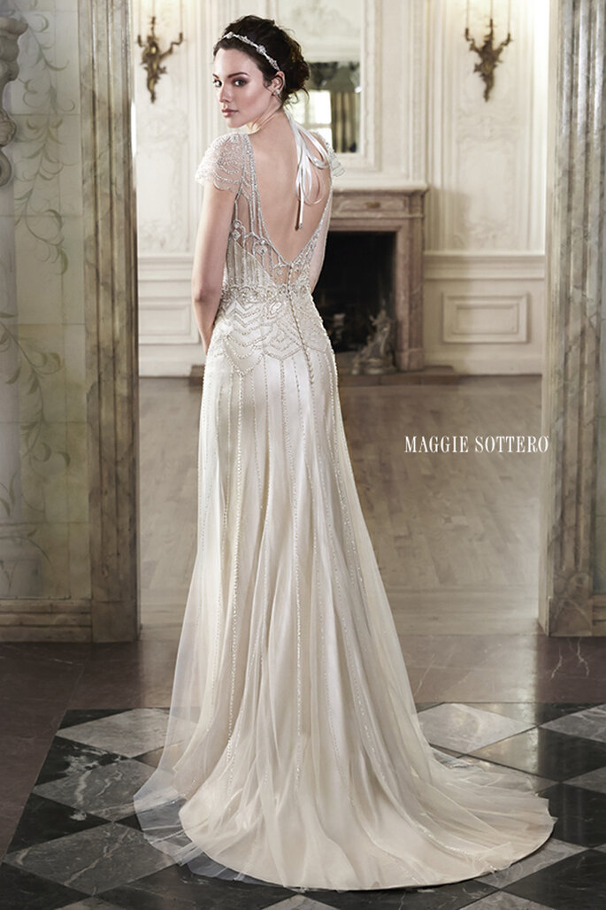 É a mistura perfeita de romance e sofisticação. Um desenho refinado com uma camada delicada de tule, enfeitado com cristais Swarovski e pérolas. Acabado com botões com fecho de zipper.
<a href="http://www.maggiesottero.com/dress.aspx?style=5MN084" target="_blank">Maggie Sottero Spring 2015</a>