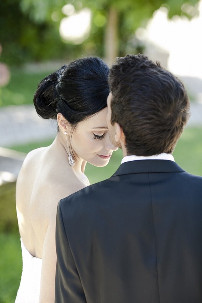 «Gostamos desta foto pela serenidade e amor que transmite. A noiva de olhos fechados muito bem maquilhados é beijada na testa pelo noivo. É um beijo muito sereno e dado com muito amor.»
www.loungefoto.com