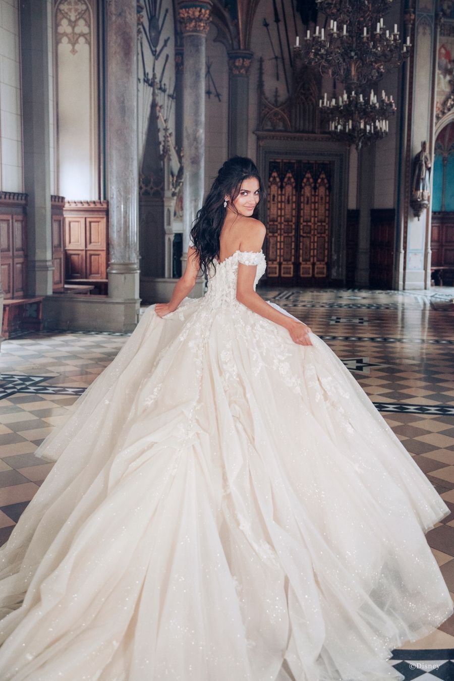 Belle by Allure Bridals | Style: DP252 (só disponível nas lojas Kleinfeld) | Créditos: Disney