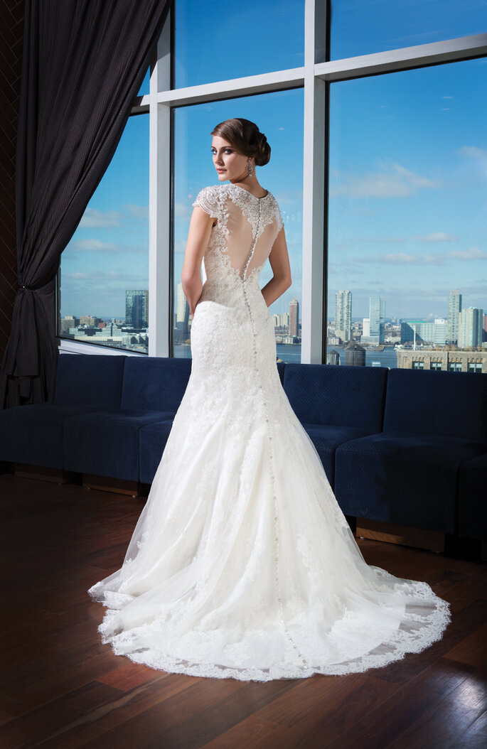 Photo: <a href="http://www.justinalexanderbridal.com/?utm_source=Zankyou&utm_medium=website%20takeover&utm_campaign=Zankyou%20week%20takeover" target="_blank">Justin Alexander</a>