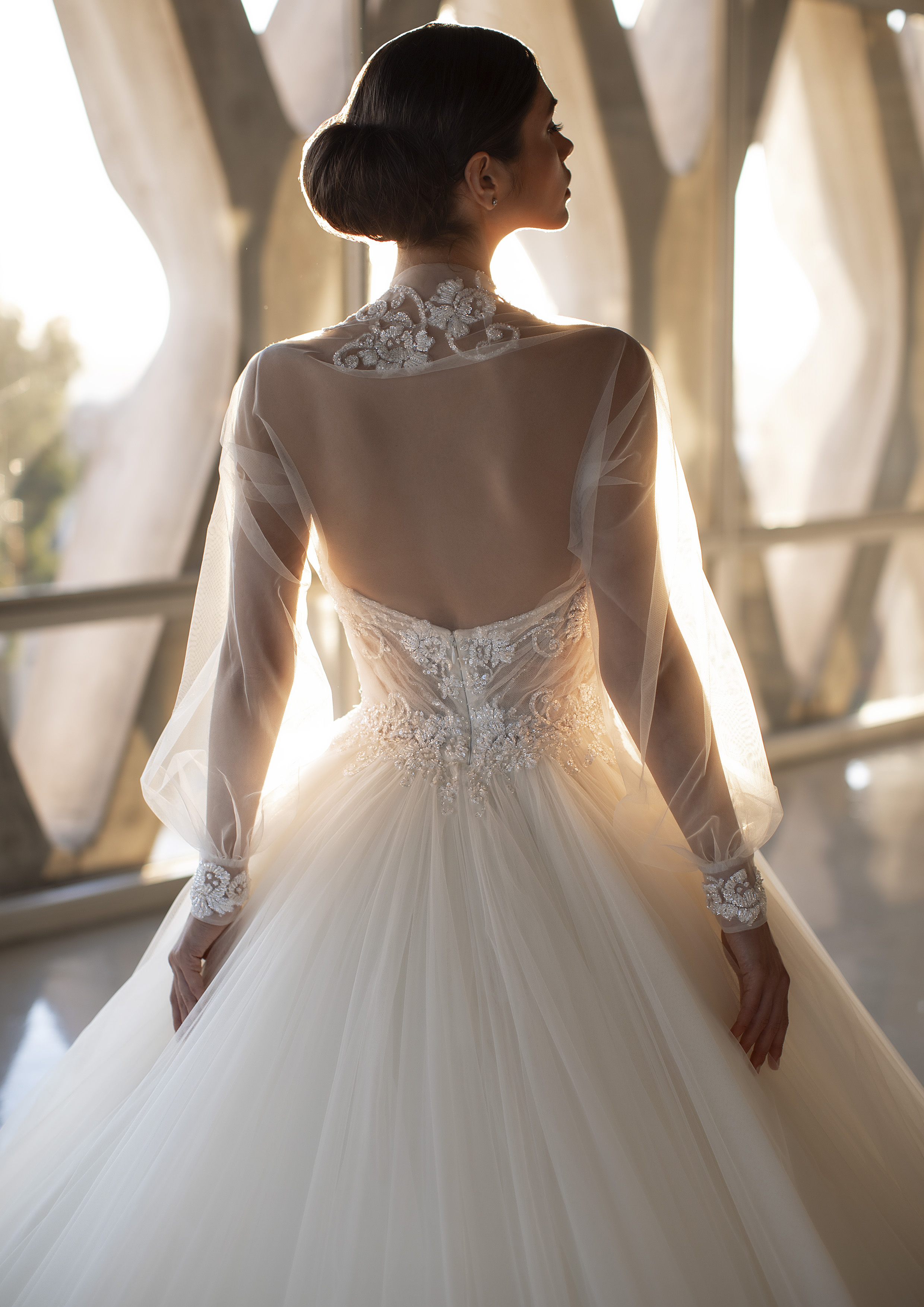 Vestido de noiva estilo princesa com costas decote ilusão e manga comprida em balão | Modelo vestido de noiva Sabu da coleção Pronovias Cruise 2021