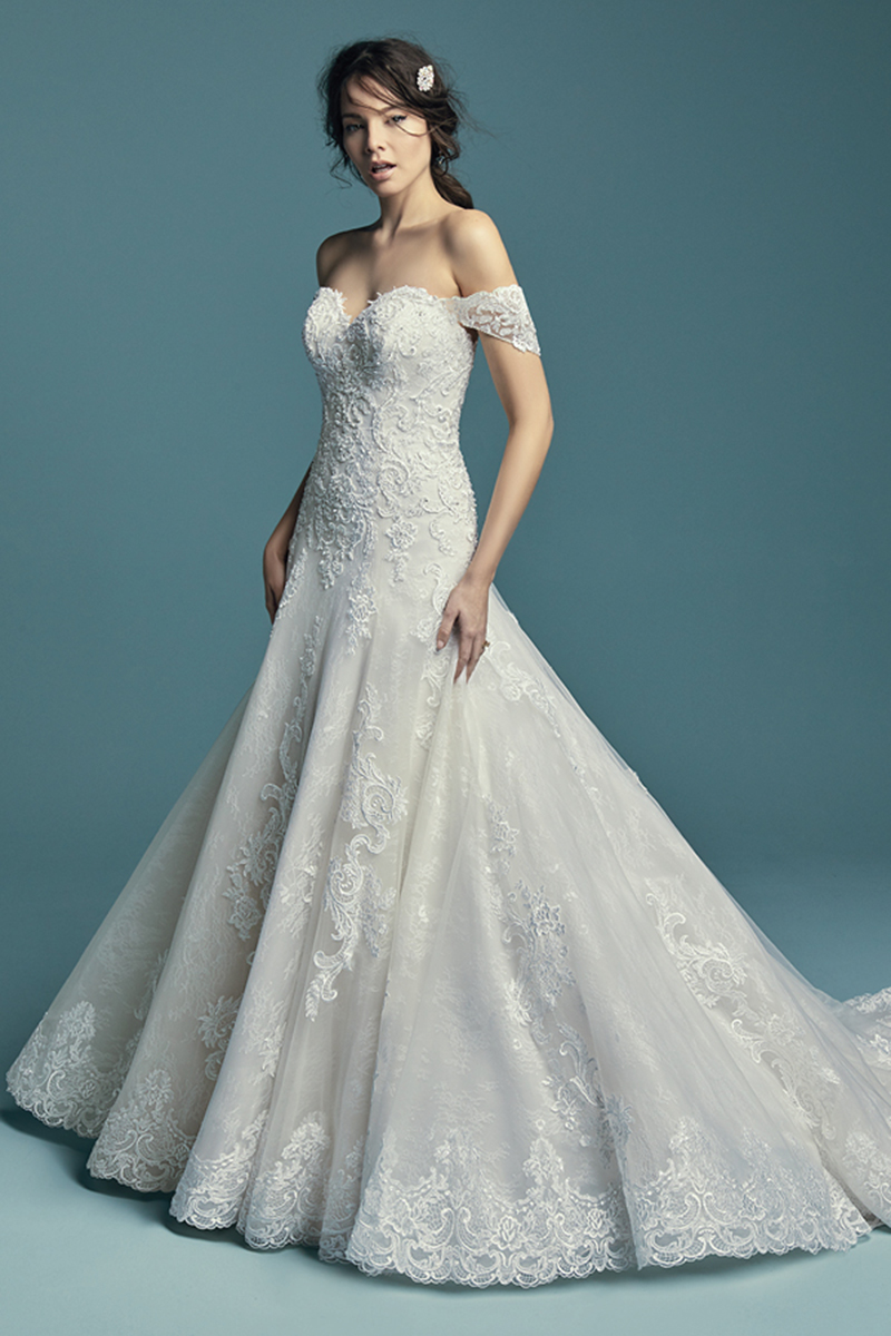 <a href="https://www.maggiesottero.com/maggie-sottero/gail/11475">Maggie Sottero</a>
Bordado com pormenores de rendas e com cristais de Swarovski dançam ao longo do body deste romântico vestido de noiva linha. Saia com várias camadas confecionadas com tule. Terminado com botões cobertos sobre um fecho.