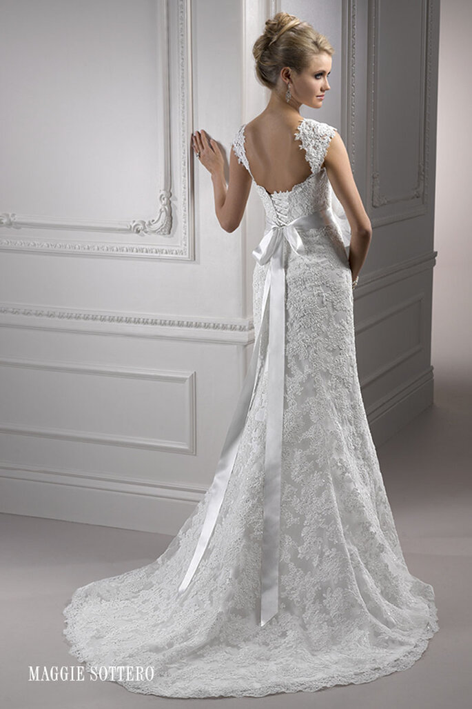 Vestido de casamento romântico para noivas exigentes que buscam uma versão moderna de um vestido vintage. O espartilho com cinto posterior que acaba num laço, completam o desenho encantador. Disponível com mangas.
<a href="http://www.maggiesottero.com/dress.aspx?style=S5300" target="_blank">Maggie Sottero Platinum 2015</a>