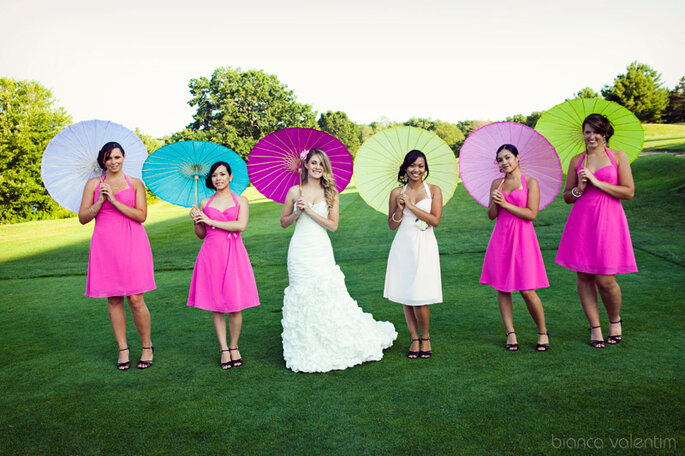 La novia puede llevar una sombrilla de un tono mas fuerte que las invitadas en las fotos. Imagen: Bianca Valentim