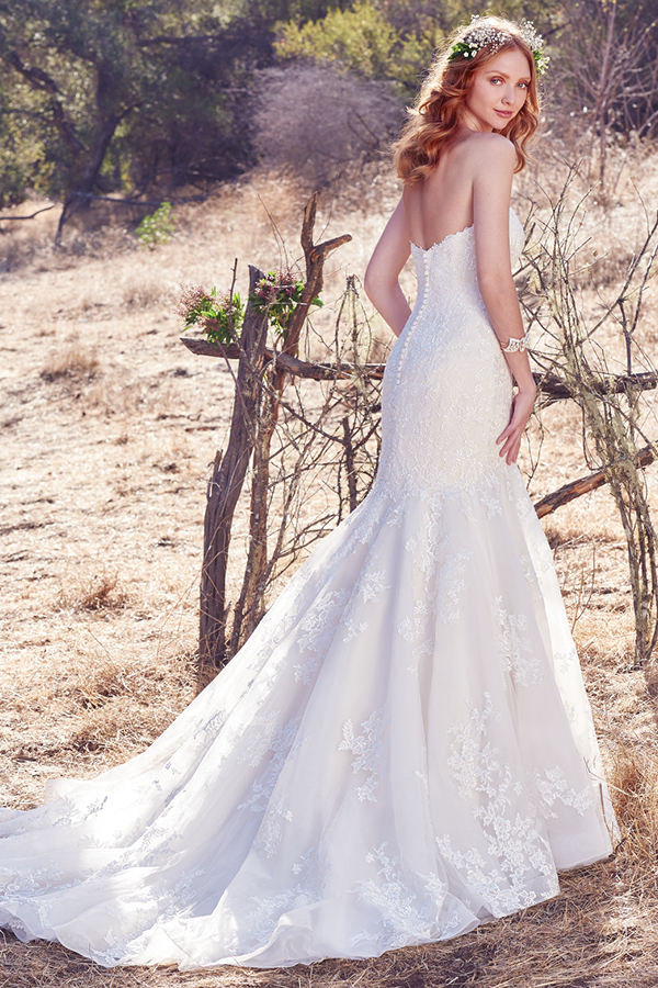 Este classic vestido fit-and-flare de ture apresenta um decote em forma de U. Pormenores em renda espalhadaos decoram o corpete e a saia. Contém, ainda, uma cinta que irá realçar a silhueta da mulher.Terminado com botões em cima do fecho ou com um espartilho.