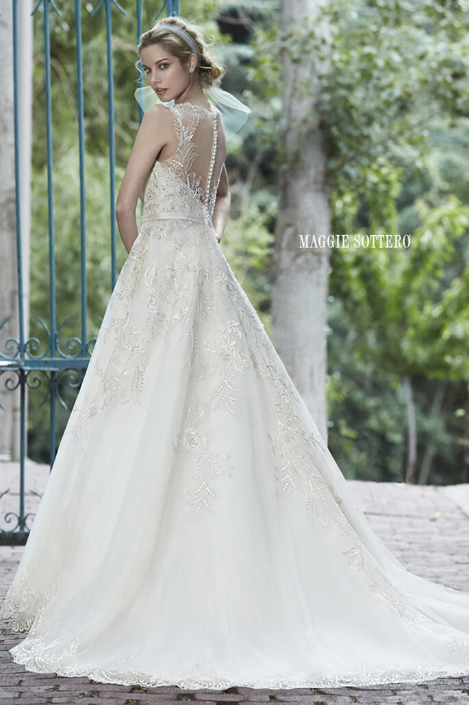 É o vestido de noiva que representa felicidade nupcial. Os cristais Swarovski acentuam o corpete com decote malha ilusão e a renda dá um toque romântico ao look da noiva. Acabamento com botões de pérola sobre o zipper e o fecho elástico interior.
<a href="http://www.maggiesottero.com/dress.aspx?style=5MS021" target="_blank">Maggie Sottero Spring 2015</a>