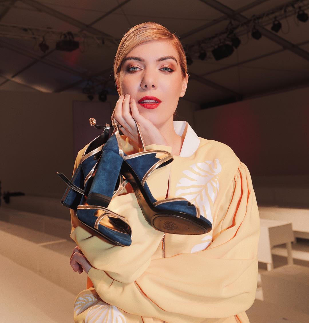 Raquel Strada vestida por Carlos Gil | Sapatos: Luís Onofre | Foto via Instagram