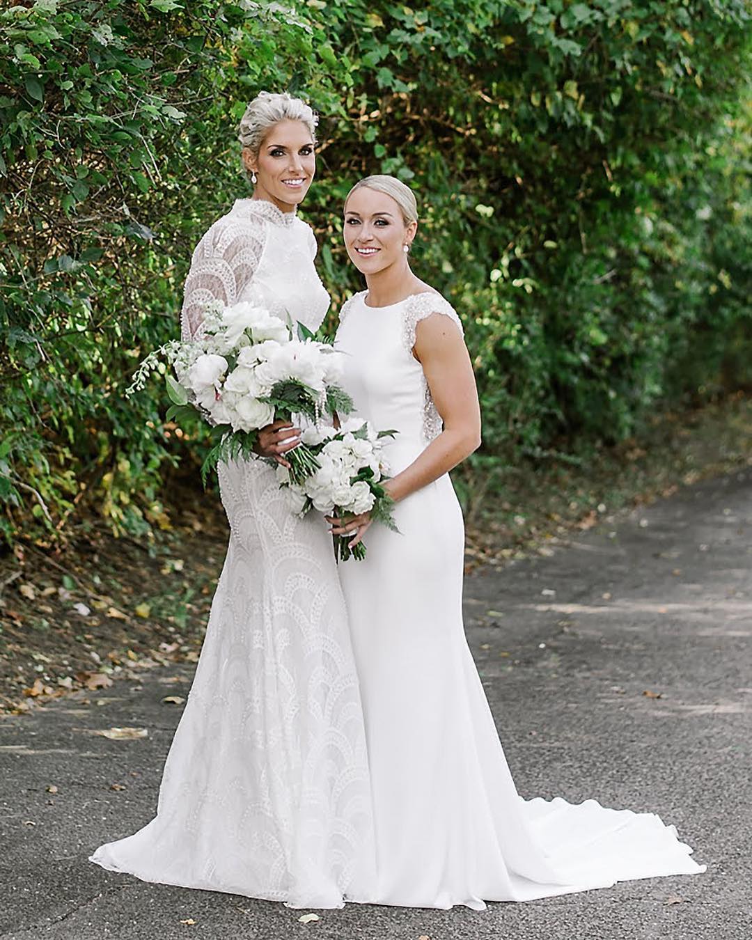 Para a cerimónia Delle Dona usou um vestido de manga comprida rendado de Ersa Atelier, enquanto Amanda optou por um modelo sem mangas do Atelier Pronovias