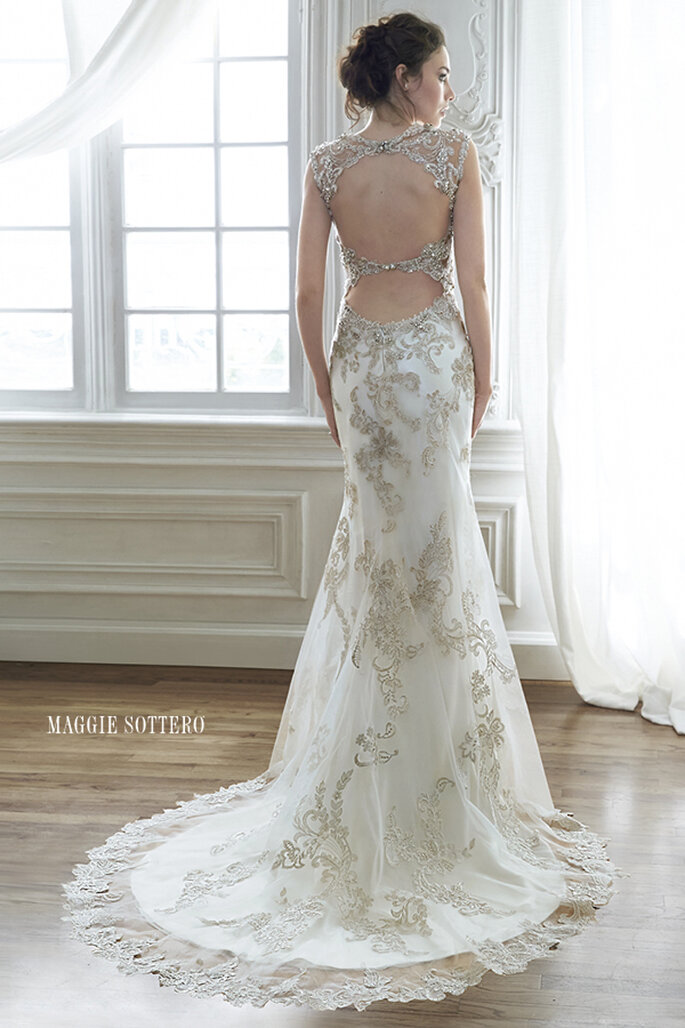 Vestido de noiva muito especial com bordados que enfeitam o corpete e detalhes de cristall Swarovski que completam este modelo com um fecho com zipper e uma pequena cauda.

<a href="http://www.maggiesottero.com/dress.aspx?style=5MD056" target="_blank">Maggie Sottero Spring 2015</a>