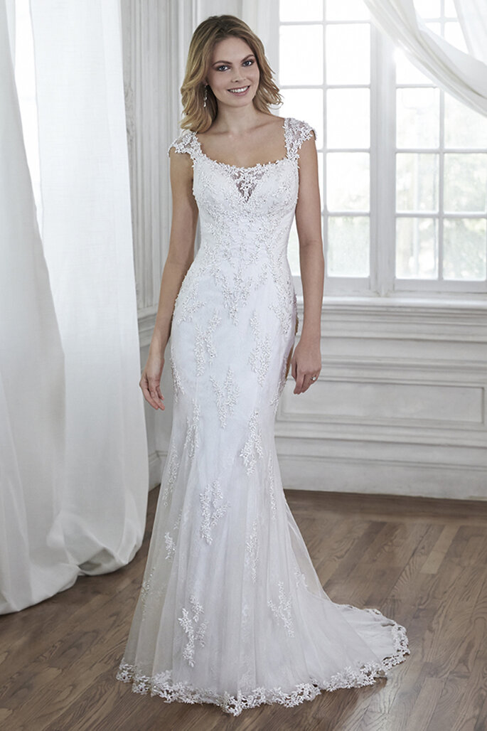 Vestido de noiva bordado e cheio de aplicações de renda delicada. Um modelo desenhado para uma noiva feminina, com decotes em malha ilusão e mangas de renda. Acabamento com botões de cristal sobre o zipper.
<a href="http://www.maggiesottero.com/dress.aspx?style=5MT031" target="_blank">Maggie Sottero Spring 2015</a>