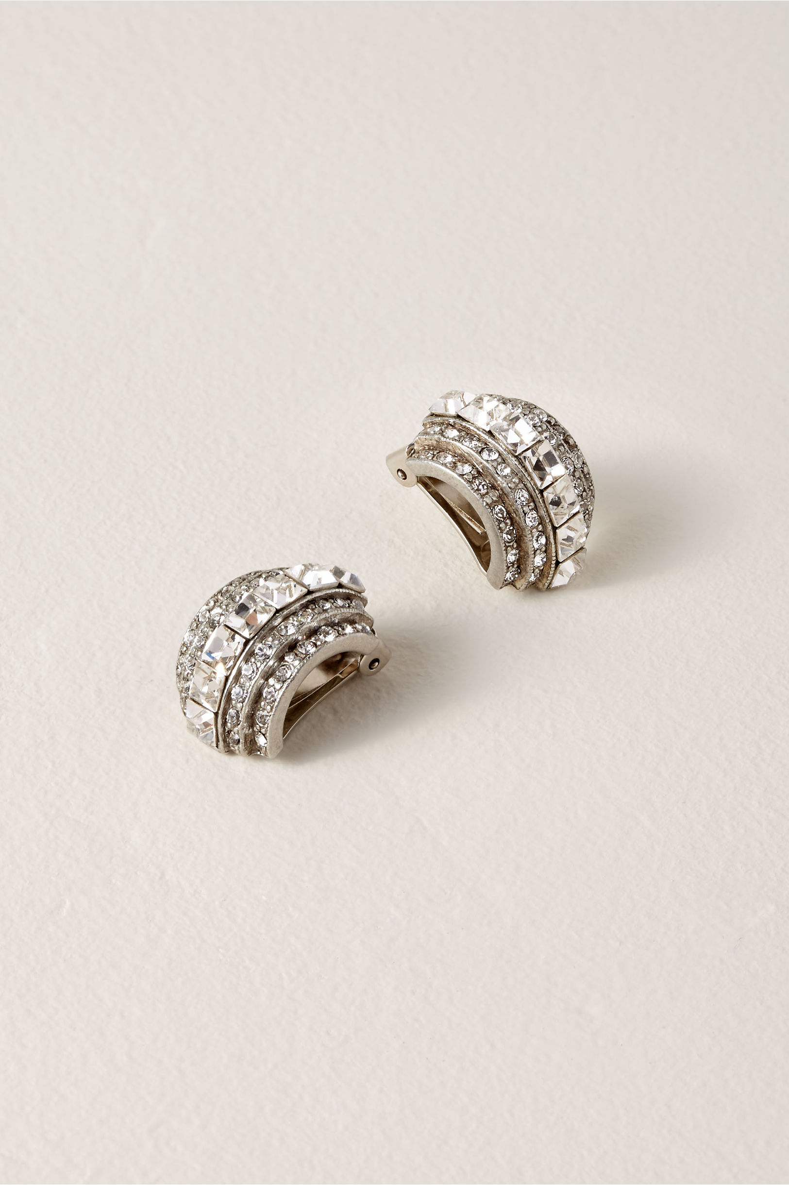 Créditos: Ginette Earrings, Bhldn