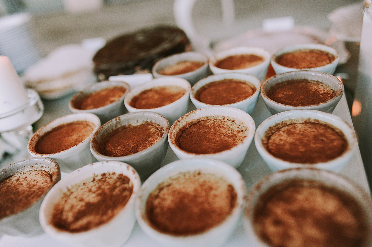 docinhos em mesa de casamento