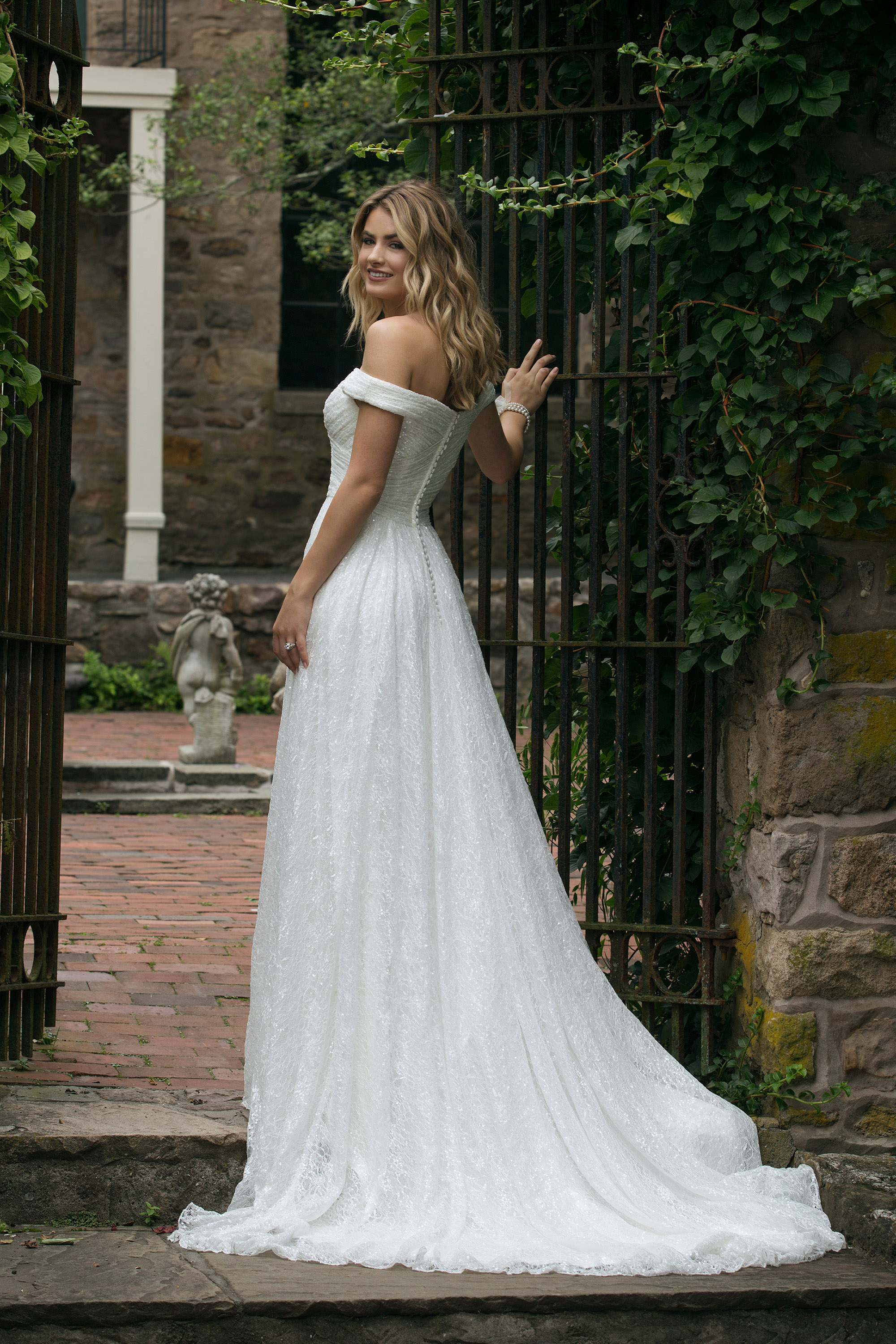 Style 44049. Credits: Justin Alexander Sincerity.