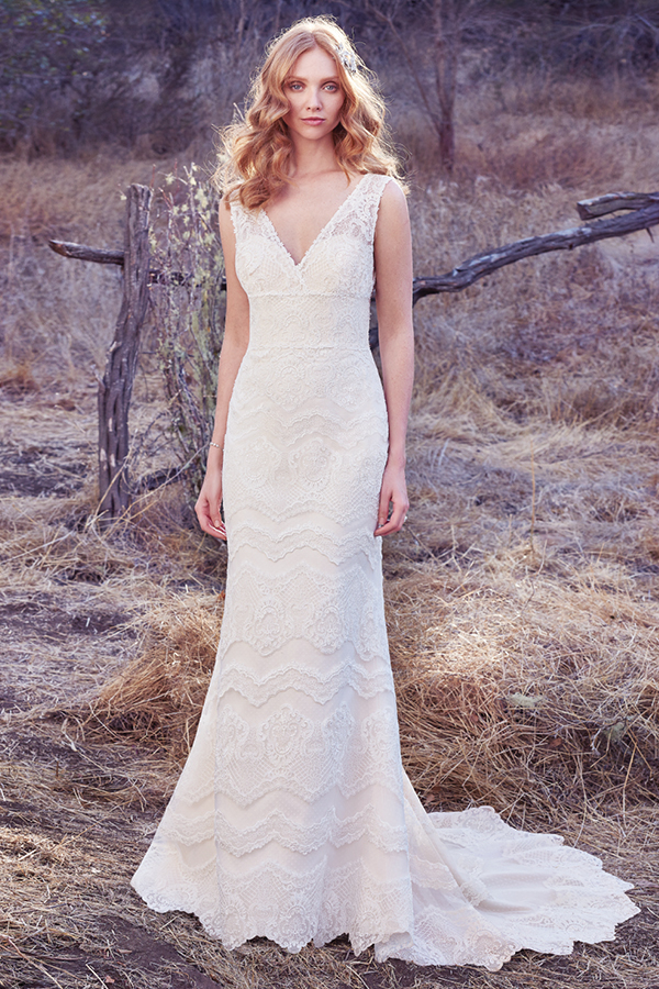 Inspirado em estilos mais chic e boho, este vestido apresenta detalhes de renda horizontais. Uma renda pura constituem as alças deste vestido, completando, desta forma, o decote em V e o a forma de quadrado nas costas. Terminado com botões cobertos na área do fecho.