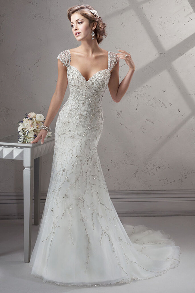 Estonteante vestido de corte A-line ou princesa bordado com ofuscantes cristais Swarovski em tule sobre organza Celia. Apresenta um decote profundo e alças removíveis. Fechamento com corselet ou zíper .
<a href="http://www.sotteroandmidgley.com/dress.aspx?style=4SS054LU" target="_blank">Sottero & Midgley Platinum 2015</a>