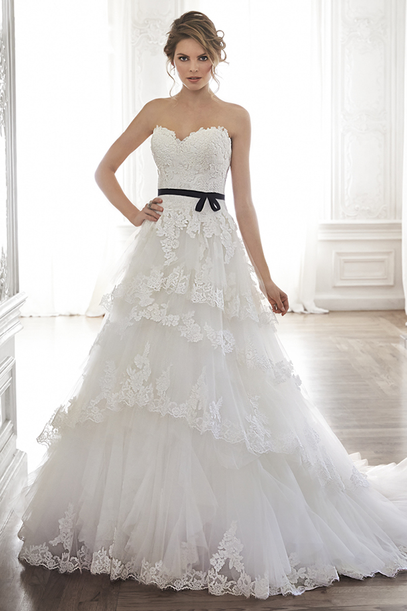 Doce e feminino são as palavras que caracterizam este maravilhoso vestido com efeito de balão com renda e tule. Decote em forma de coração. Uma saia volumosa com várias camadas de renda alinhada com a renda. Terminado com botões em vez do fecho e um espartilho interior.
<a href="https://www.maggiesottero.com/maggie-sottero/bettina/8282" target="_blank">Maggie Sottero</a>