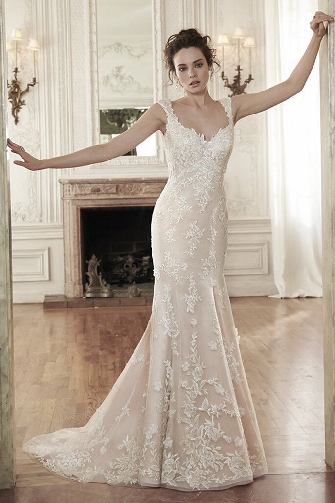 Sofisticado vestido com cristais Swarovski para que brilhe no seu grande dia como nunca. Decote e acabamento com botões de cristal sobre o zipper.
<a href="http://www.maggiesottero.com/dress.aspx?style=5MC023" target="_blank">Maggie Sottero Spring 2015</a>