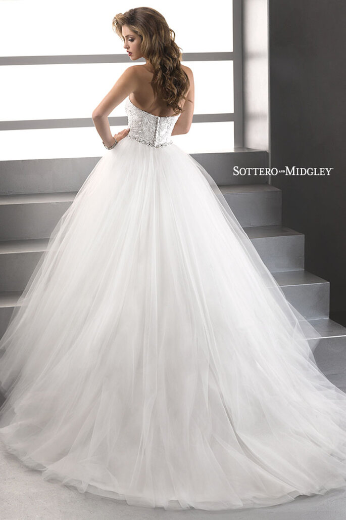 A simplicidade deste vestido de baile de conto de fadas é o seu encanto! Um lindo corpete tomara que caia de renda dá lugar a uma delicada saia de tule realçada por um cinto de cristal Swarovski. Fechamento com botões forrados sobre zíper.
<a href="http://www.sotteroandmidgley.com/dress.aspx?style=72703" target="_blank">Sottero & Midgley Platinum 2015</a>