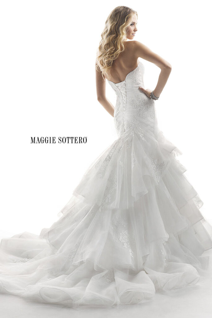 Inesquecível vestido bordado com renda Chantilly em tule sobre o tecido de organza. Parte superior do vestido ajustada e saia em cascata com camadas. Acabamento com brilhantes detalhes de cristais de Swarovski e fechamento de espartilho nas costas.
<a href="http://www.maggiesottero.com/dress.aspx?style=4MS855" target="_blank">Maggie Sottero Platinum 2015</a>