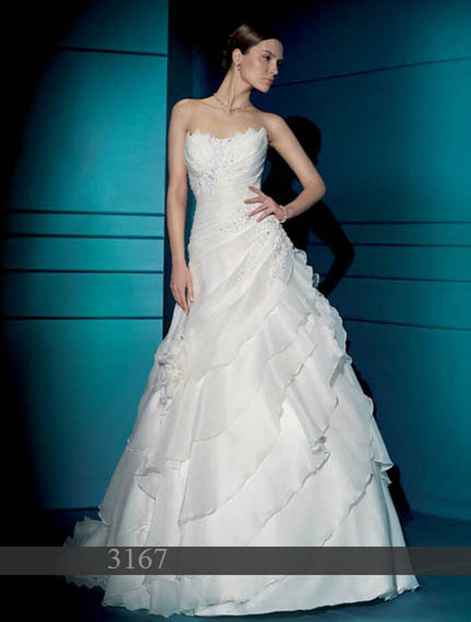 Robe de mariée Demetrios 2011 : Satin et organza - Brodée de fleurs