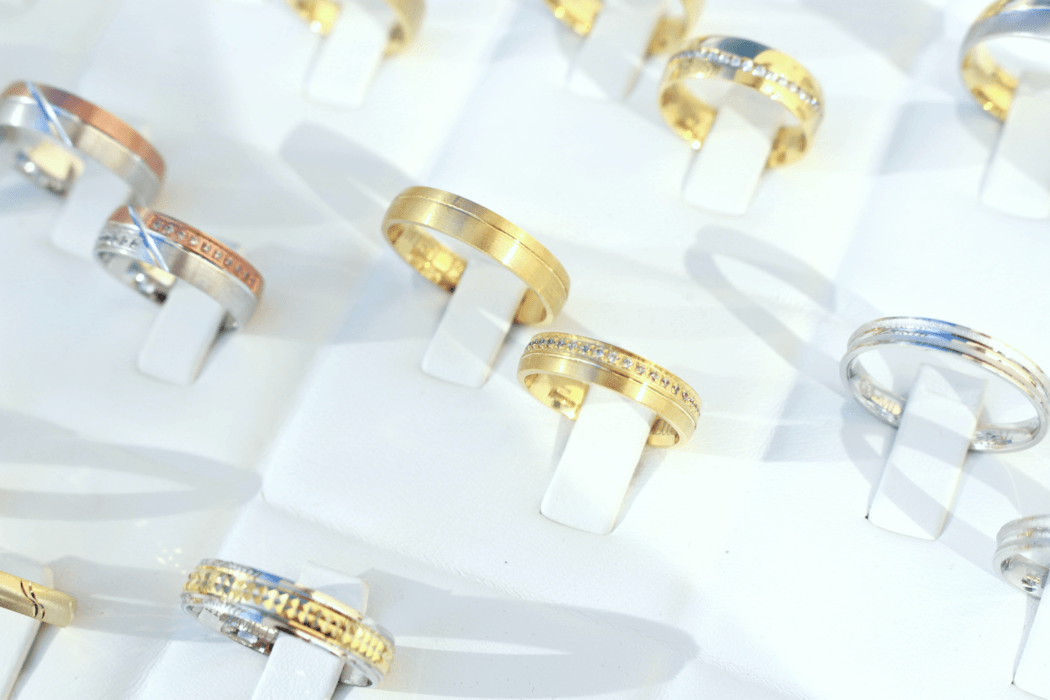 Ouriversaria Fradizela - alianças em ouro amarelo, branco ou rosa, com zirconias cubicas ou diamantes. Preços desde os 100€ aos 700€ (Penafiel)