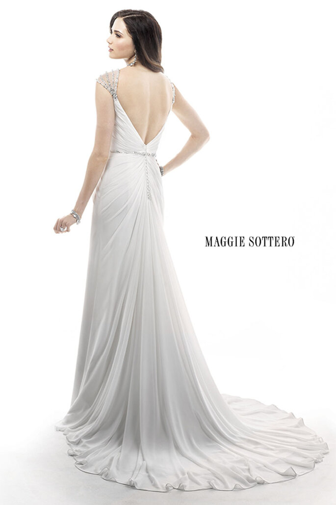 Vestido de noiva de tubo com impressionantes mangas Cap com jóias nos ombros e cristais de Swarovski na cintura. Acabamento com zíper na parte posterior. 

<a href="http://www.maggiesottero.com/dress.aspx?style=4MC897" target="_blank">Maggie Sottero Platinum 2015</a>