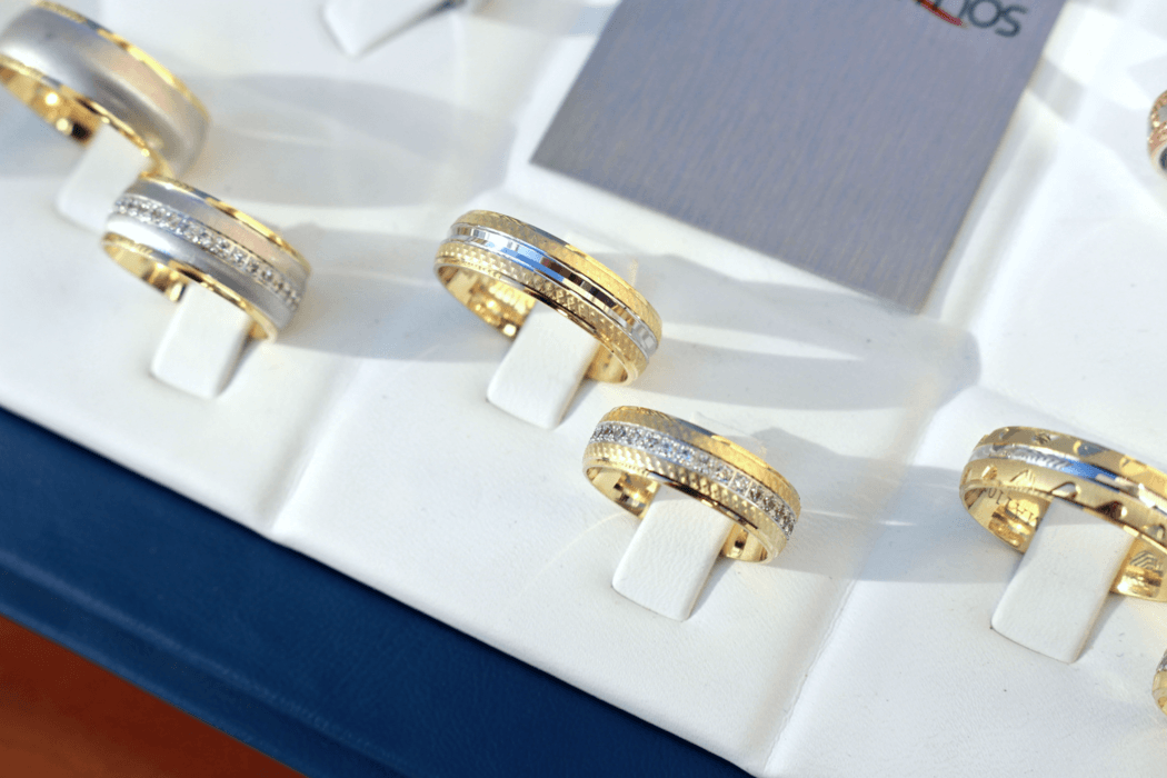 Ouriversaria Fradizela - alianças em ouro amarelo, branco ou rosa, com zirconias cubicas ou diamantes. Preços desde os 100€ aos 700€ (Penafiel)