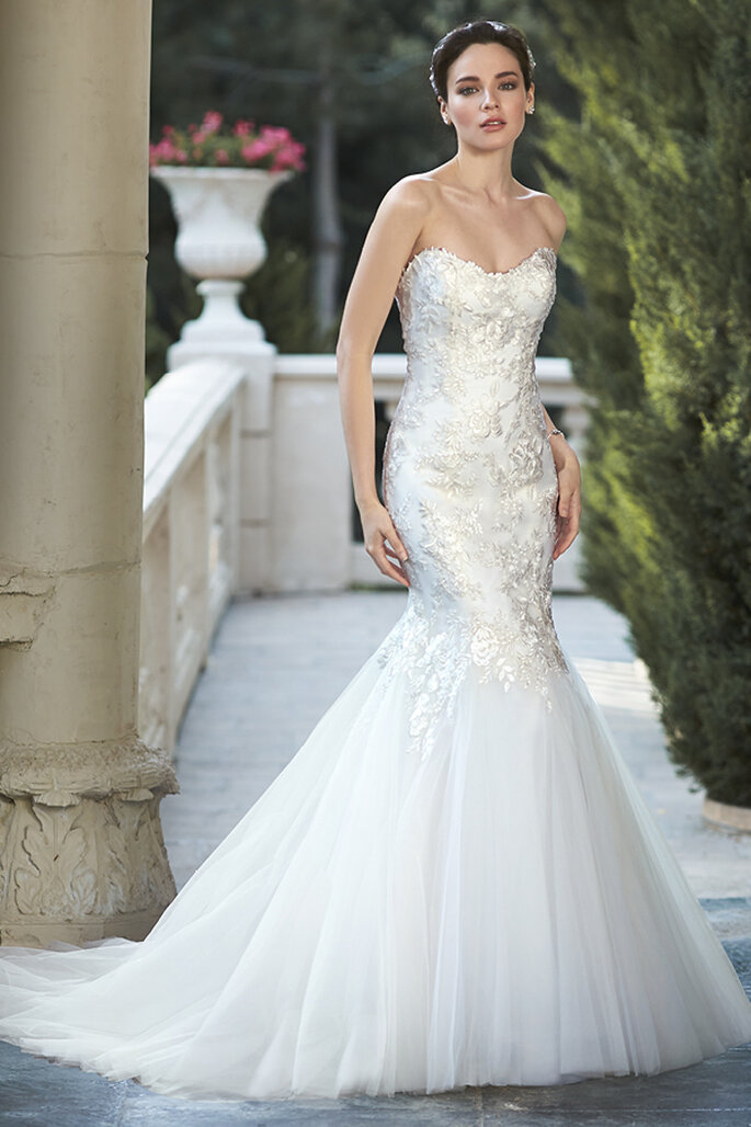 Vestido de noiva com aplicações bordadas e corpete de renda com um corte romântico, saia de tule e decote redondo. Acabamento com fecho de corpete para uma maior sustentação.
<a href="http://www.maggiesottero.com/dress.aspx?style=5MD121" target="_blank">Maggie Sottero Spring 2015</a>