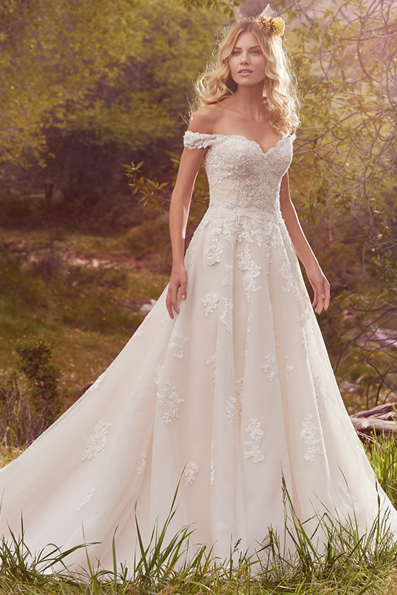Este vestido intemporal mas com um efeito de balão sedutor combina com as suas mangas curtas descaídas, com o seu decote em V nas costas e um em formato de coração na frente. Contas cintilantes que acentam as delicadas “cascadas” de renda que caem ao longo do corpete do vestido e saia de tule.
<a href="https://www.maggiesottero.com/maggie-sottero/saffron/10140?utm_source=mywedding.com&utm_campaign=spring17&utm_medium=gallery" target="_blank">Maggie Sottero</a>